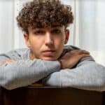 Pelo rizado para hombre en peluquería en Barajas