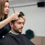 Cómo cuidar cabello rizado de hombre