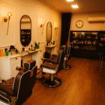 Interior de la Peluquería Cruz en Madrid, con sillones de barbero y decoración elegante